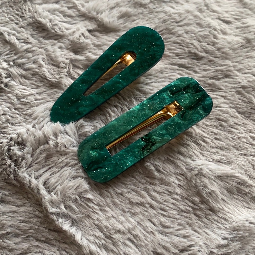 Resin clip bundle